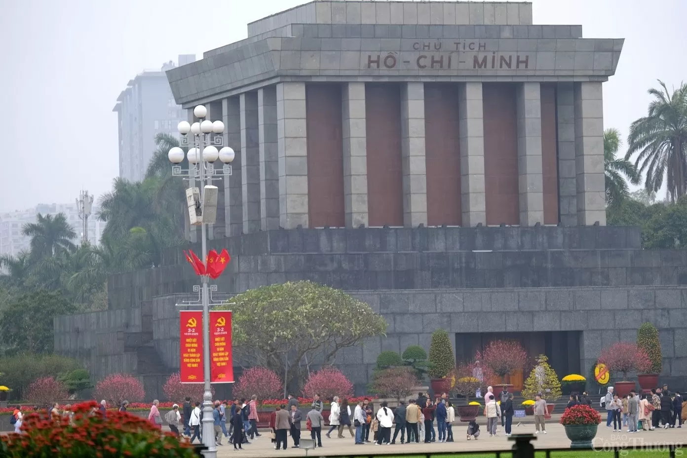 Hà Nội cờ hoa rực rỡ chào mừng Ngày thành lập Đảng Cộng sản Việt Nam