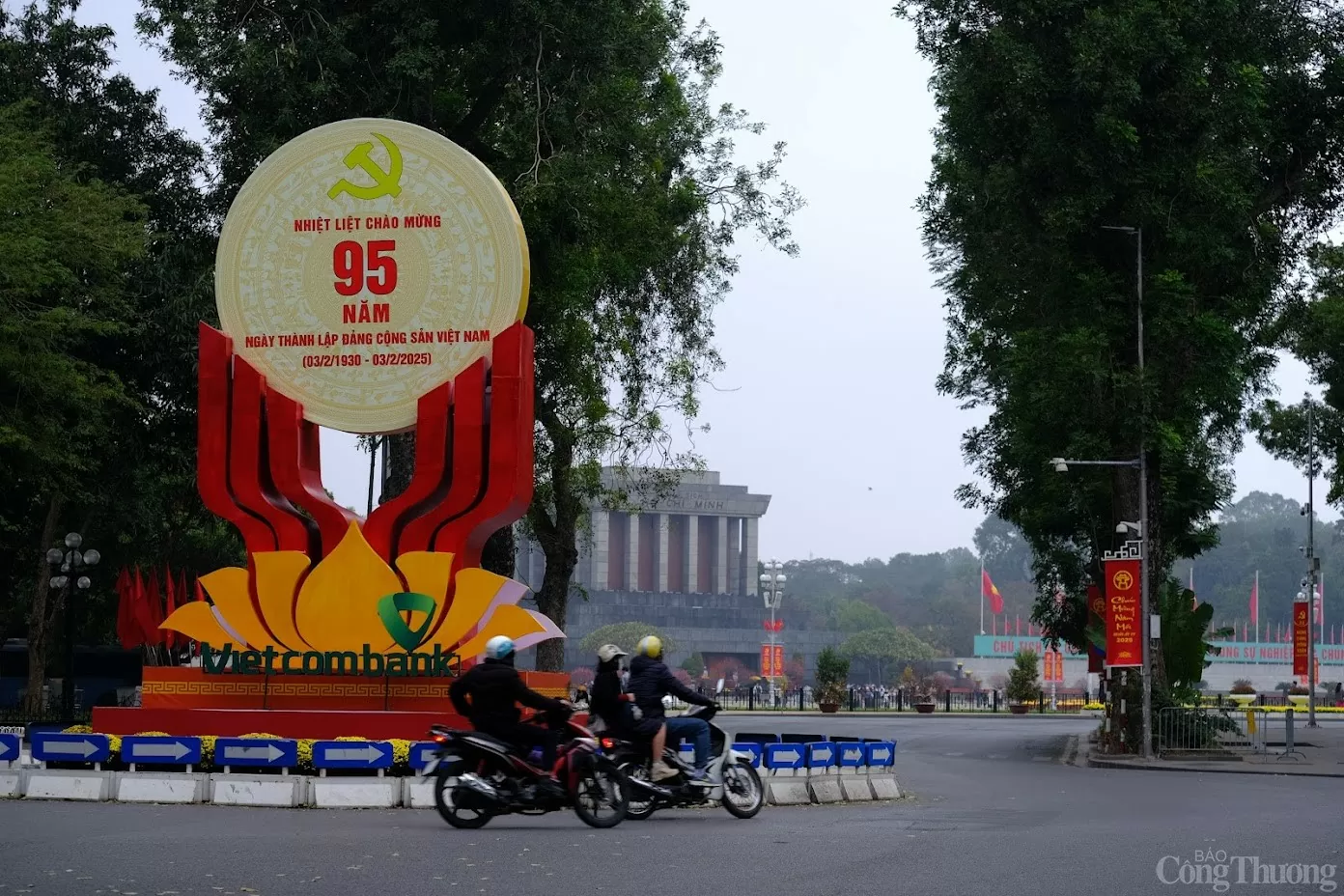 Hà Nội cờ hoa rực rỡ chào mừng Ngày thành lập Đảng Cộng sản Việt Nam