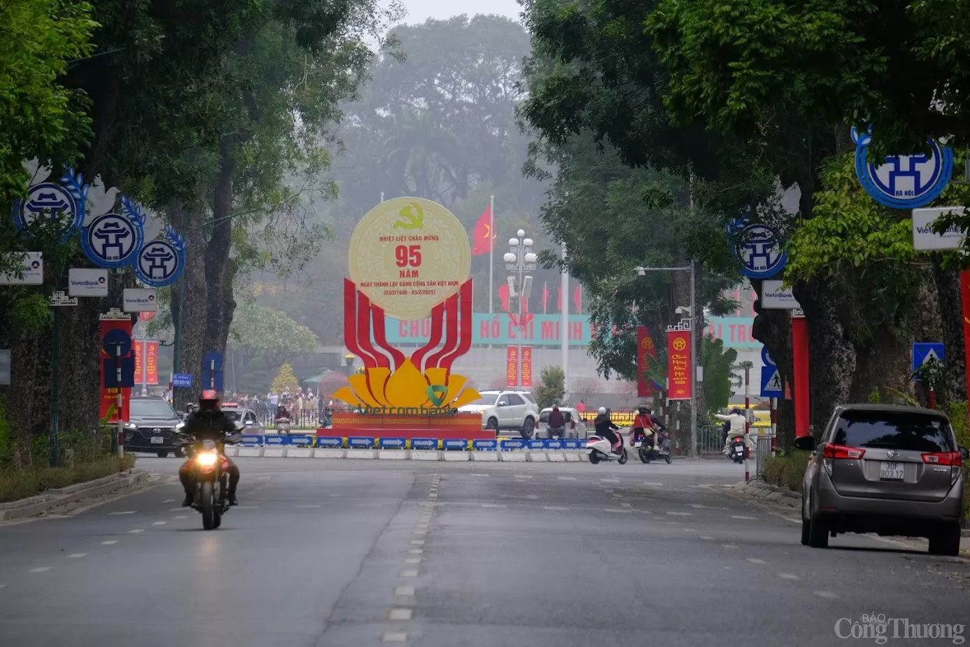 Hà Nội cờ hoa rực rỡ chào mừng Ngày thành lập Đảng Cộng sản Việt Nam