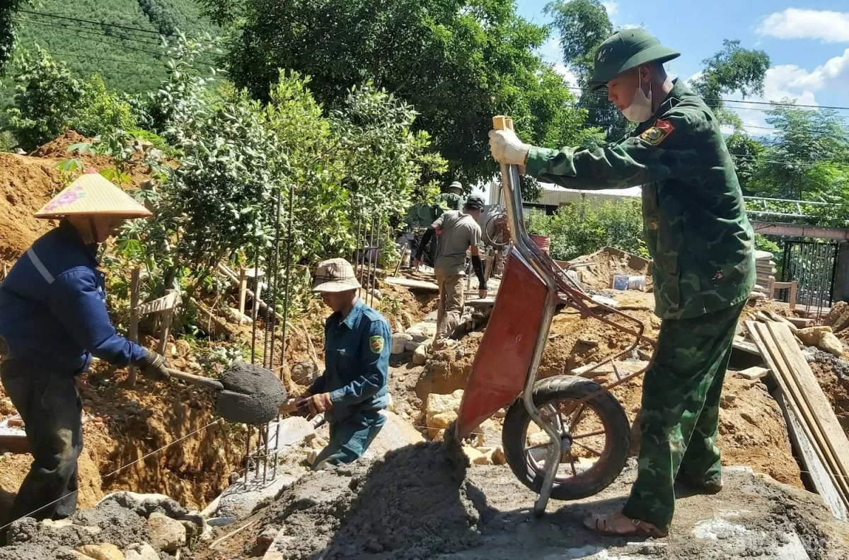 Bộ đội biên phòng TP. Đà Nẵng góp sức hỗ trợ hộ nghèo Đà Nẵng xây dựng nhà ở