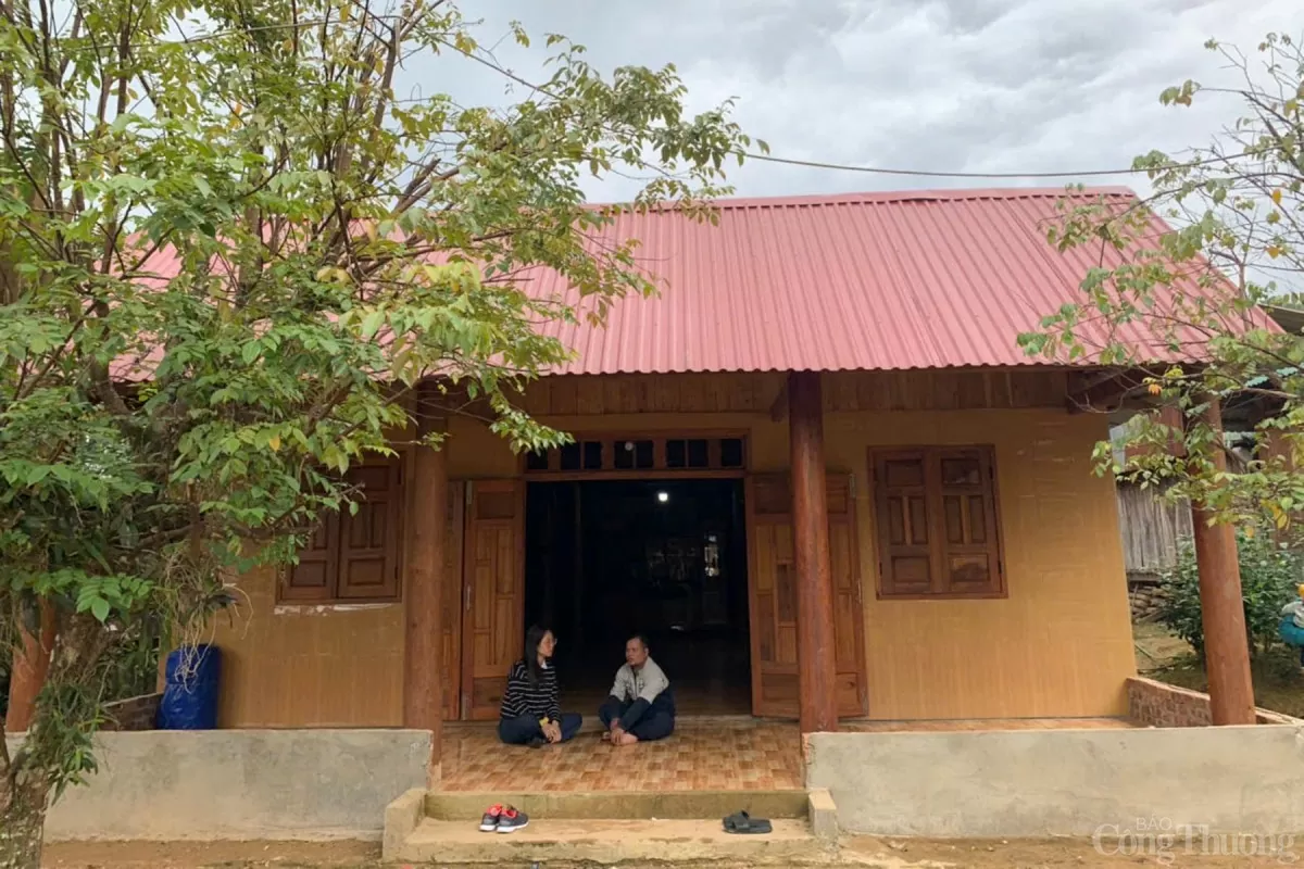 Anh Zơ Râm Đồng với ngôi nhà mới được hỗ trợ xây mới từ chương trình xóa nhà tạm, nhà dột nát