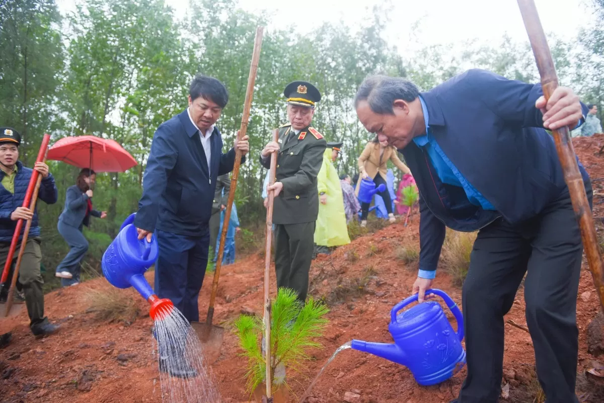 Bí thư Tỉnh ủy Quảng Nam Lương Nguyễn Minh Triết trồng cây tại lễ phát động Tết trồng cây tỉnh Quảng Nam sáng 4/2
