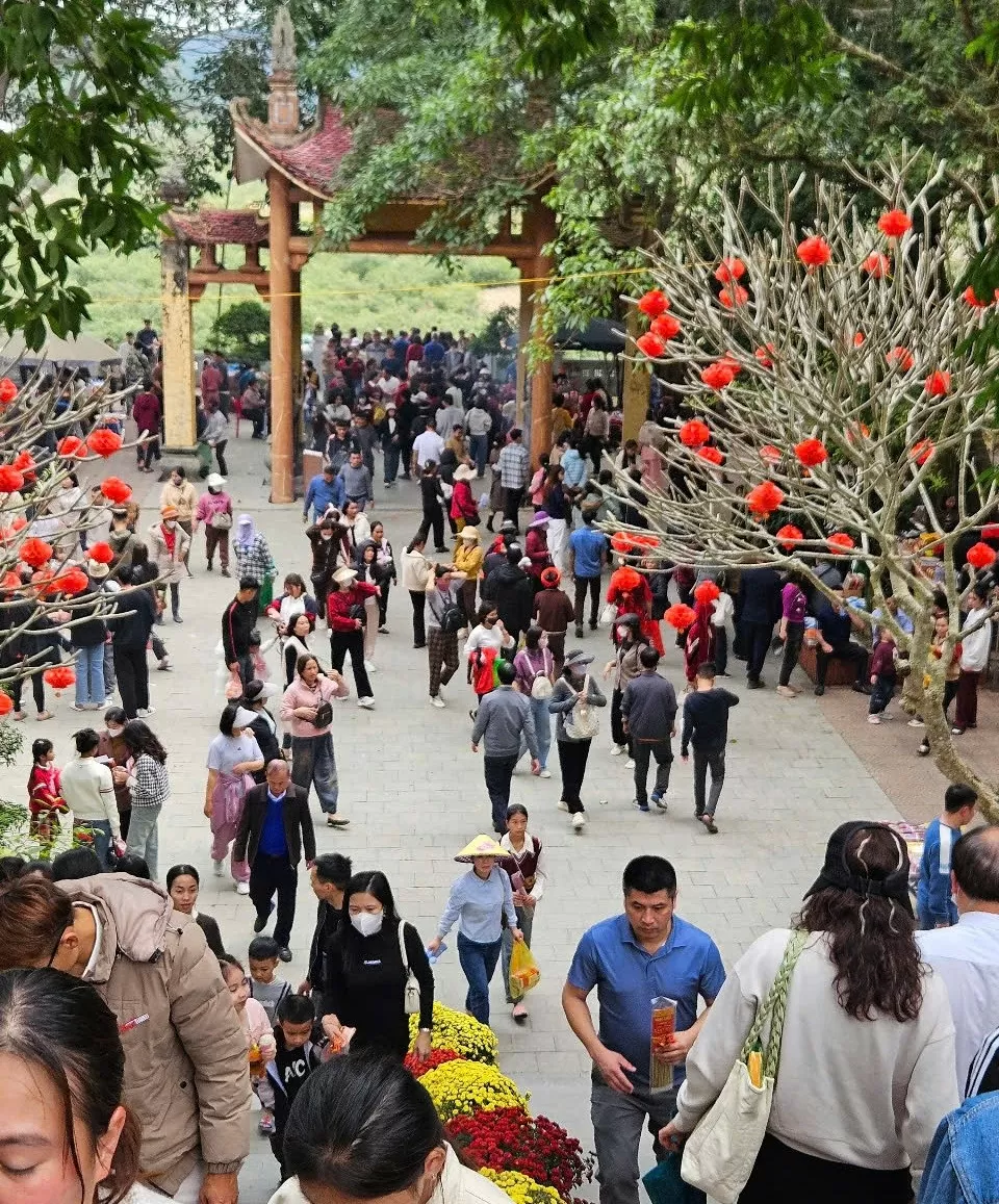 Hàng vạn du khách đến Cửa Đạt cầu may đầu năm mới Hàng vạn du khách đến Cửa Đạt cầu may đầu năm mới