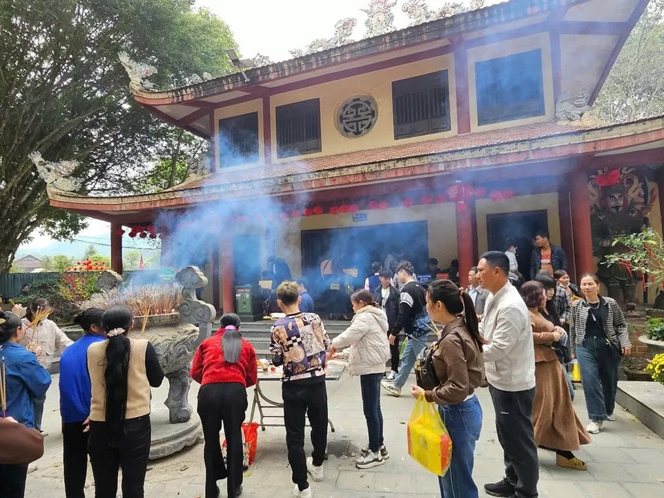 Hàng vạn du khách đến Cửa Đạt cầu may đầu năm mới Hàng vạn du khách đến Cửa Đạt cầu may đầu năm mới