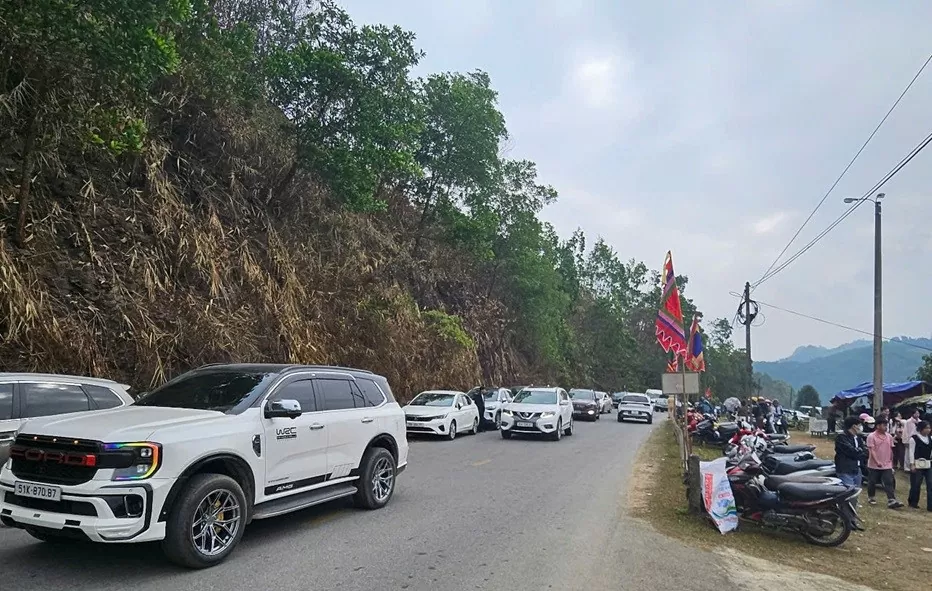 Hàng vạn du khách đến Cửa Đạt cầu may đầu năm mới Hàng vạn du khách đến Cửa Đạt cầu may đầu năm mới