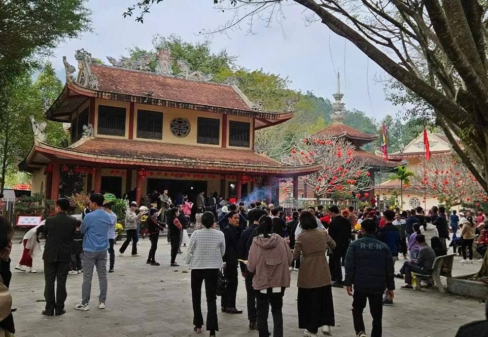 Hàng vạn du khách đến Cửa Đạt cầu may đầu năm mới Hàng vạn du khách đến Cửa Đạt cầu may đầu năm mới