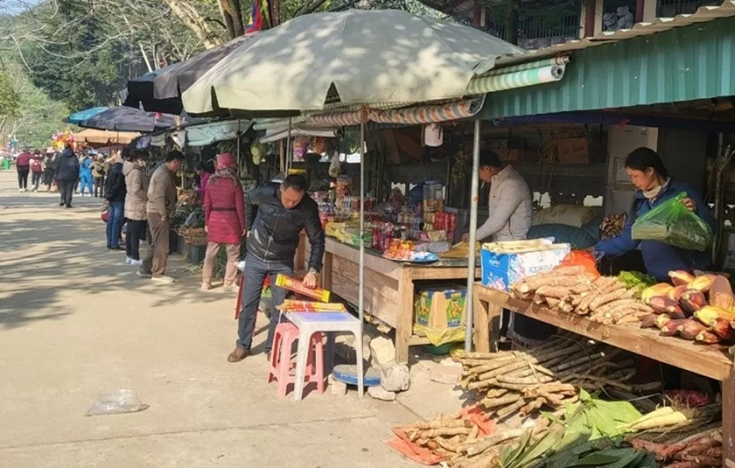 Hàng vạn du khách đến Cửa Đạt cầu may đầu năm mới Hàng vạn du khách đến Cửa Đạt cầu may đầu năm mới