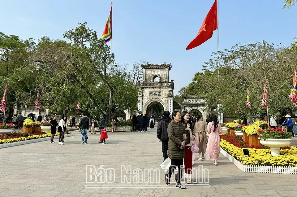 Đền Trần (thành phố Nam Định) thu hút hàng nghìn lượt người đến tham quan, chiêm bái.