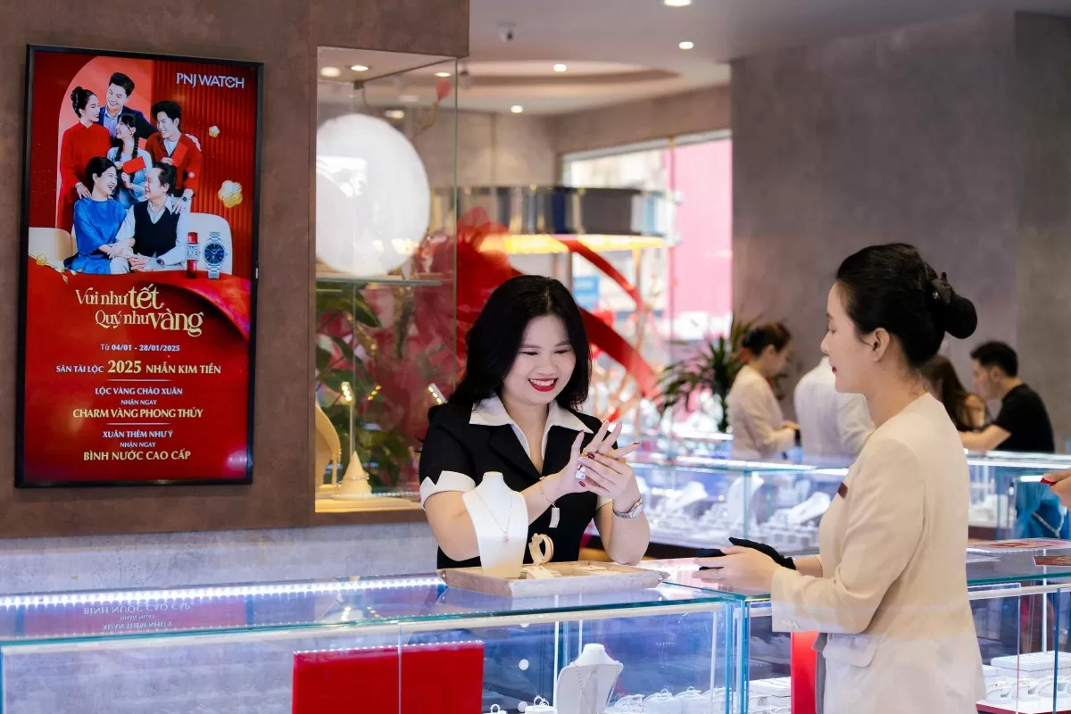 Sát ngày vía Thần Tài, nhiều người tranh thủ mua vàng sớm