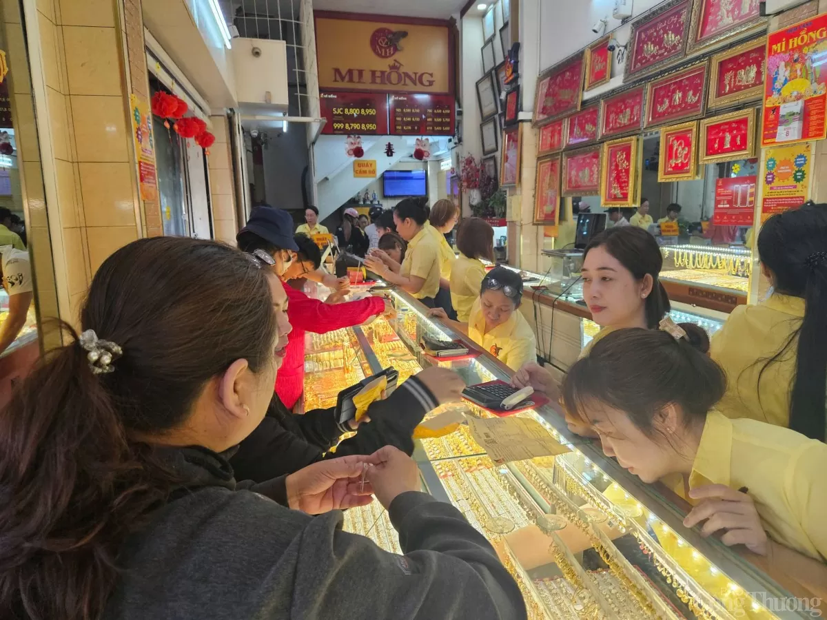 Sát ngày vía Thần Tài, nhiều người tranh thủ mua vàng sớm