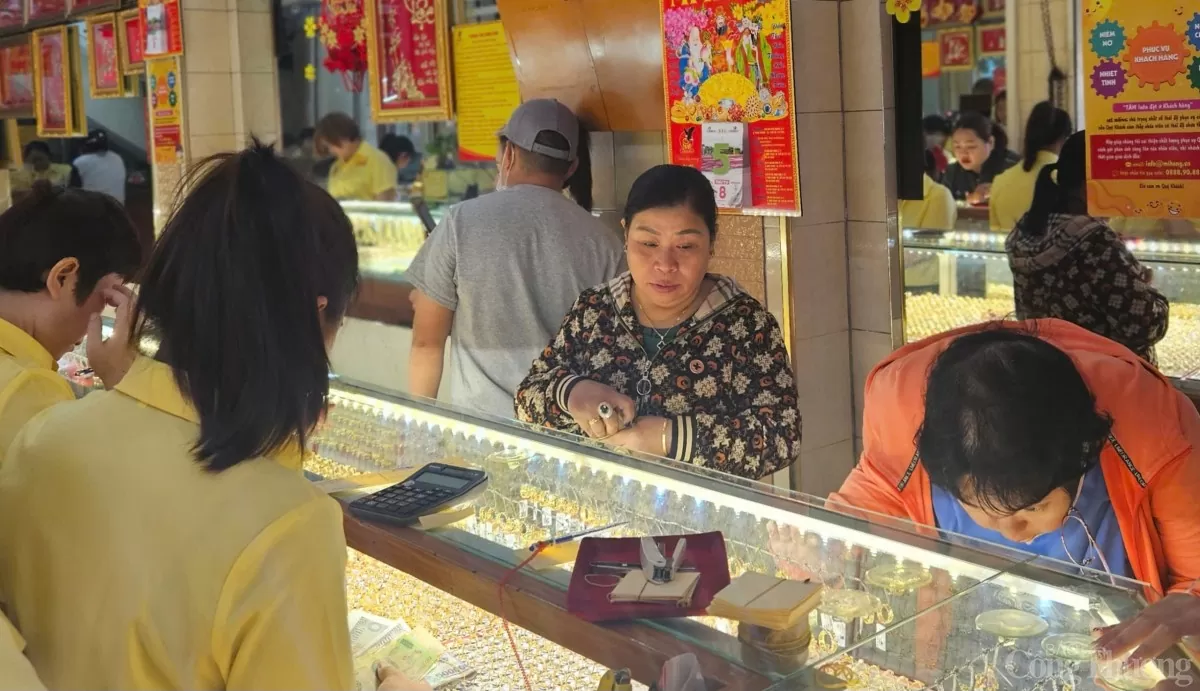 Sát ngày vía Thần Tài, nhiều người tranh thủ mua vàng sớm