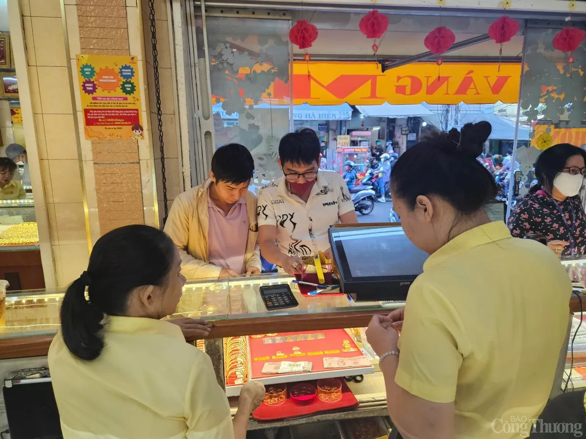 Sát ngày vía Thần Tài, nhiều người tranh thủ mua vàng sớm