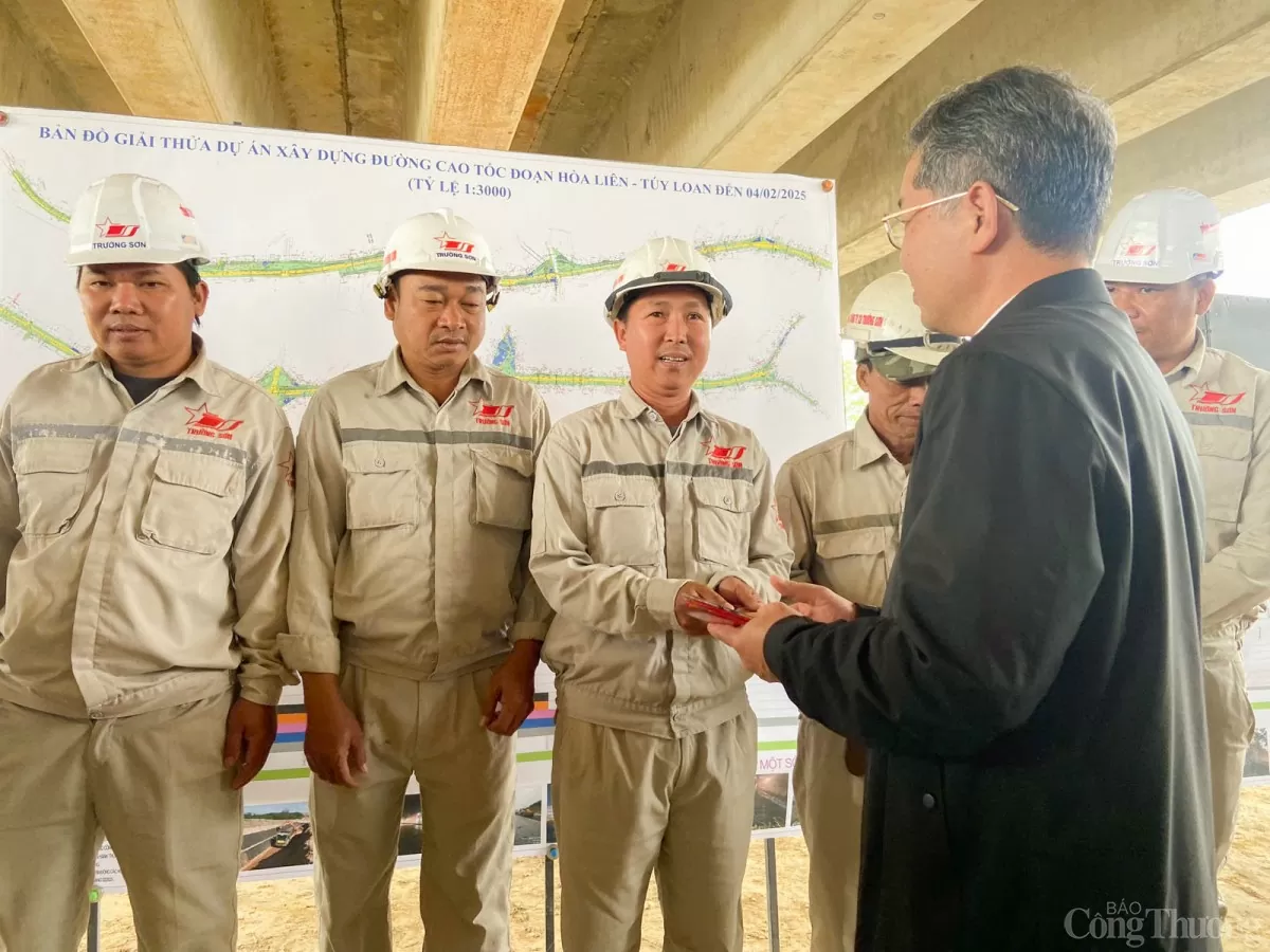 Bí thư Thành ủy Đà Nẵng thăm, động viên người lao động thi công cao tốc Hòa Liên - Túy Loan
