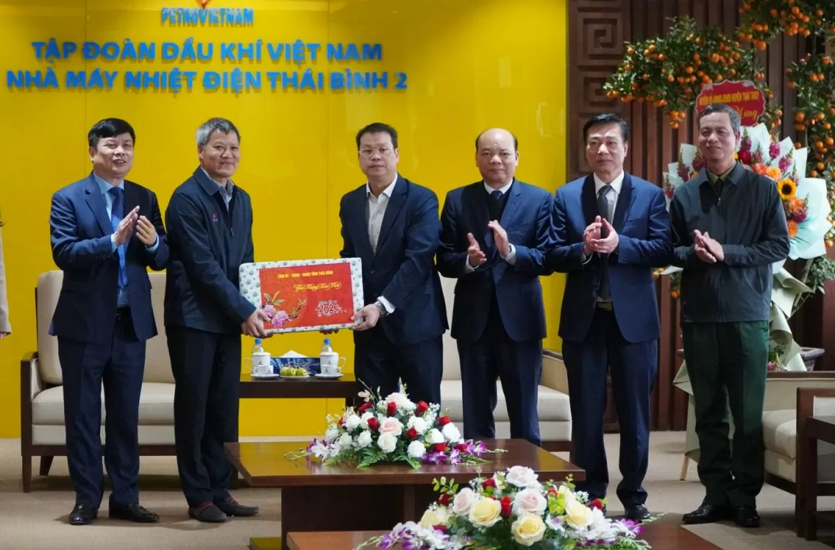 Chủ tịch UBND tỉnh Thái Bình Nguyễn Mạnh Hùng động viên đội ngũ lãnh đạo, cán bộ, kỹ sư, người lao động tại NMND Thái Bình 2