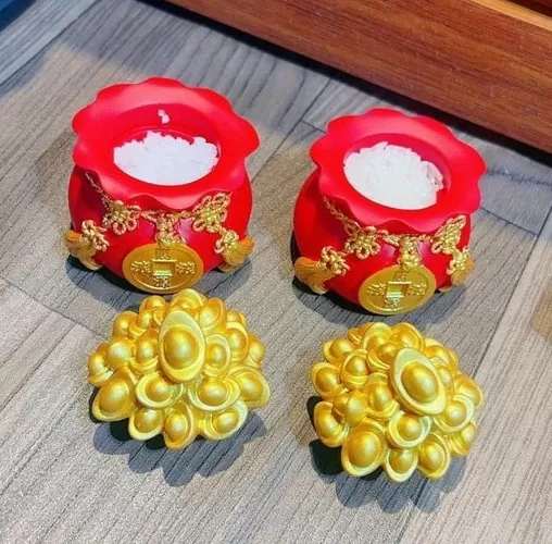 Hũ đựng muối gạo Thần Tài và hạt gạo vàng cũng là các sản phẩm được săn đón trước ngày vía Thần tài. Ảnh: Nguyễn Vân