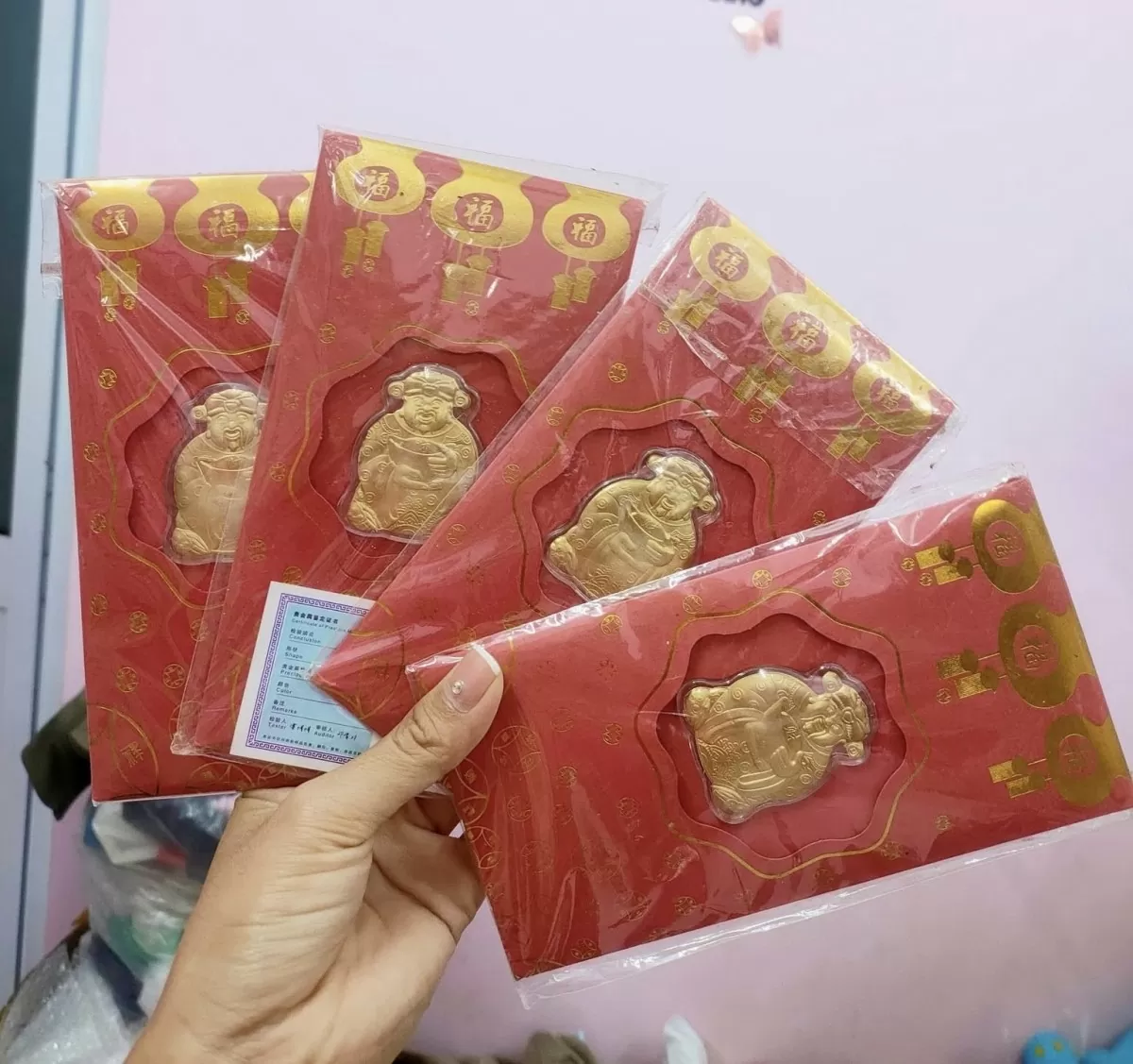Bao lì xì Thần Tài có ý nghĩa mang lại may mắn, tài lộc nên được nhiều người săn đón. Ảnh: Nguyễn Vân