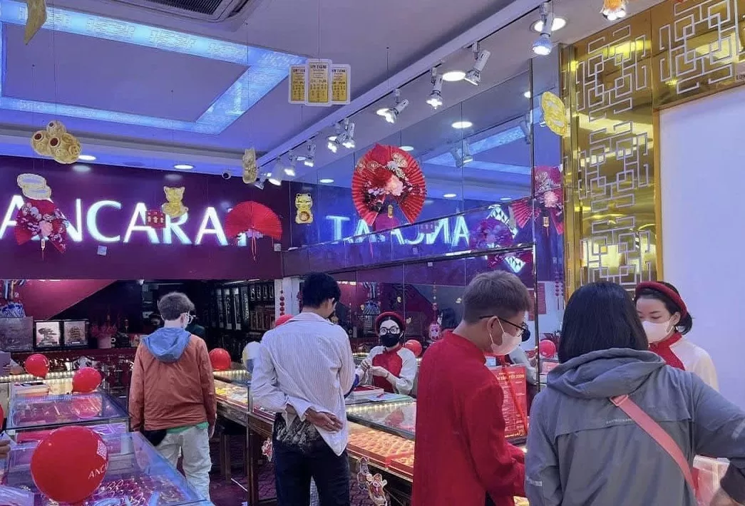 hệ thống trang sức phong thủy Ancarat tấp nập khách mua hàng ngày Thần tài. Ảnh: Nguyễn Vân