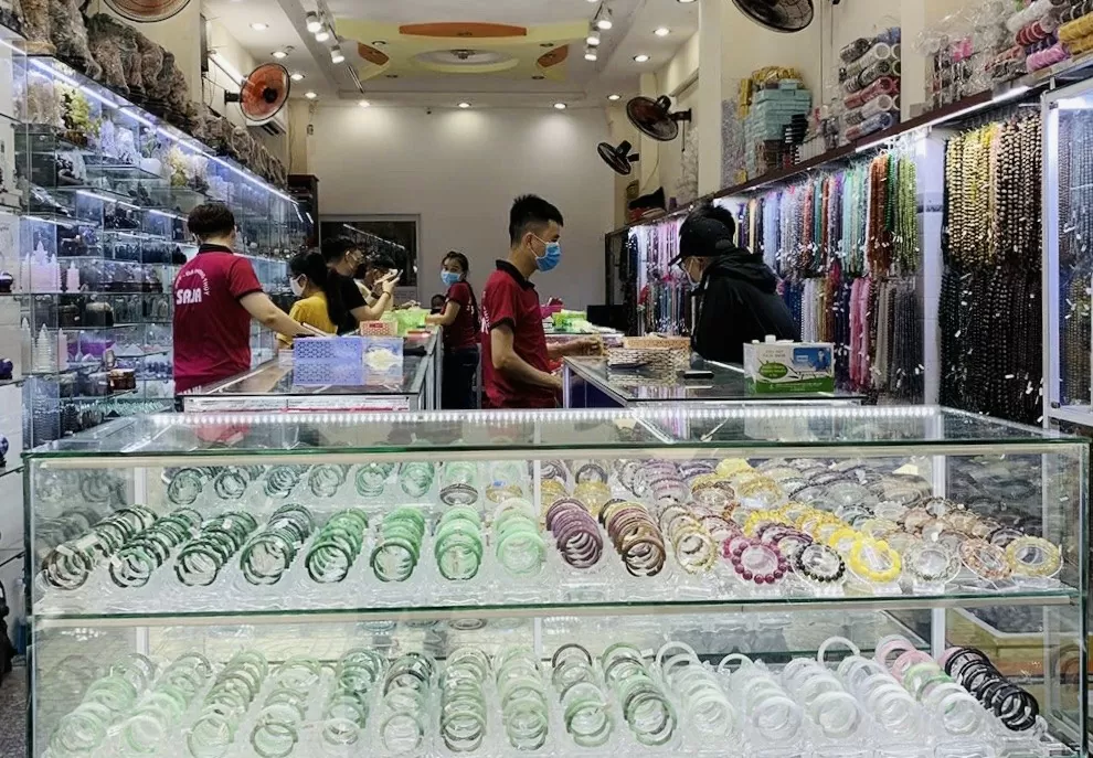 Cửa hàng bán đá phong thủy cũng đắt khách dịp này. Ảnh: Nguyễn Vân