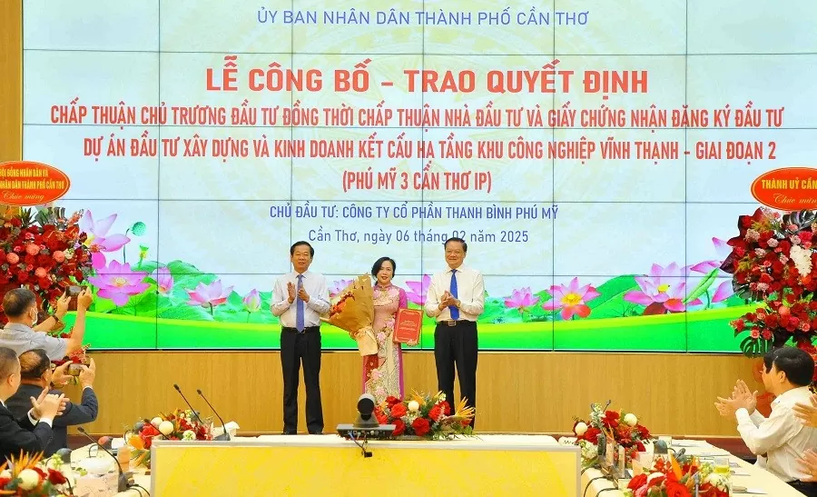 Ông Đỗ Thanh Bình, Ủy viên Ban Chấp hành Trung ương Đảng, Bí thư Thành ủy Cần Thơ và ông Dương Tấn Hiển, Ủy viên Ban Thường vụ Thành ủy, Phó Chủ tịch Thường trực UBND thành phố Cần Thơ trao Quyết định chấp thuận chủ trương đầu tư dự án đầu tư xây dựng và kinh doanh kết cấu hạ tầng Khu công nghiệp Vĩnh Thạnh - giai đoạn 2 (Phú Mỹ 3 Cần Thơ IP) cho đại diện chủ đầu tư dự án.