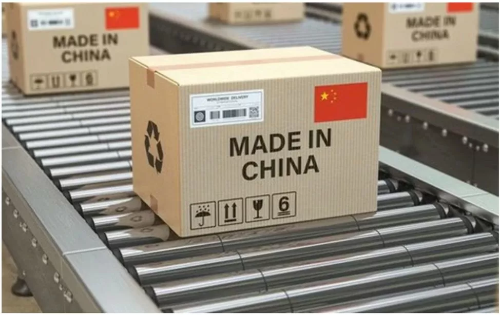 Hình ảnh gói hàng được đóng trên dây chuyền vận chuyển