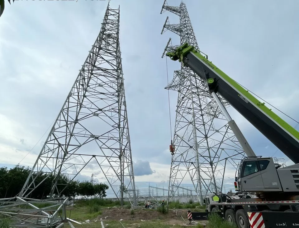 Thi công dựng cột vị trí 253 đường dây 500kV Đức Hòa – Chơn Thành đoạn qua địa phận tỉnh Bình Dương