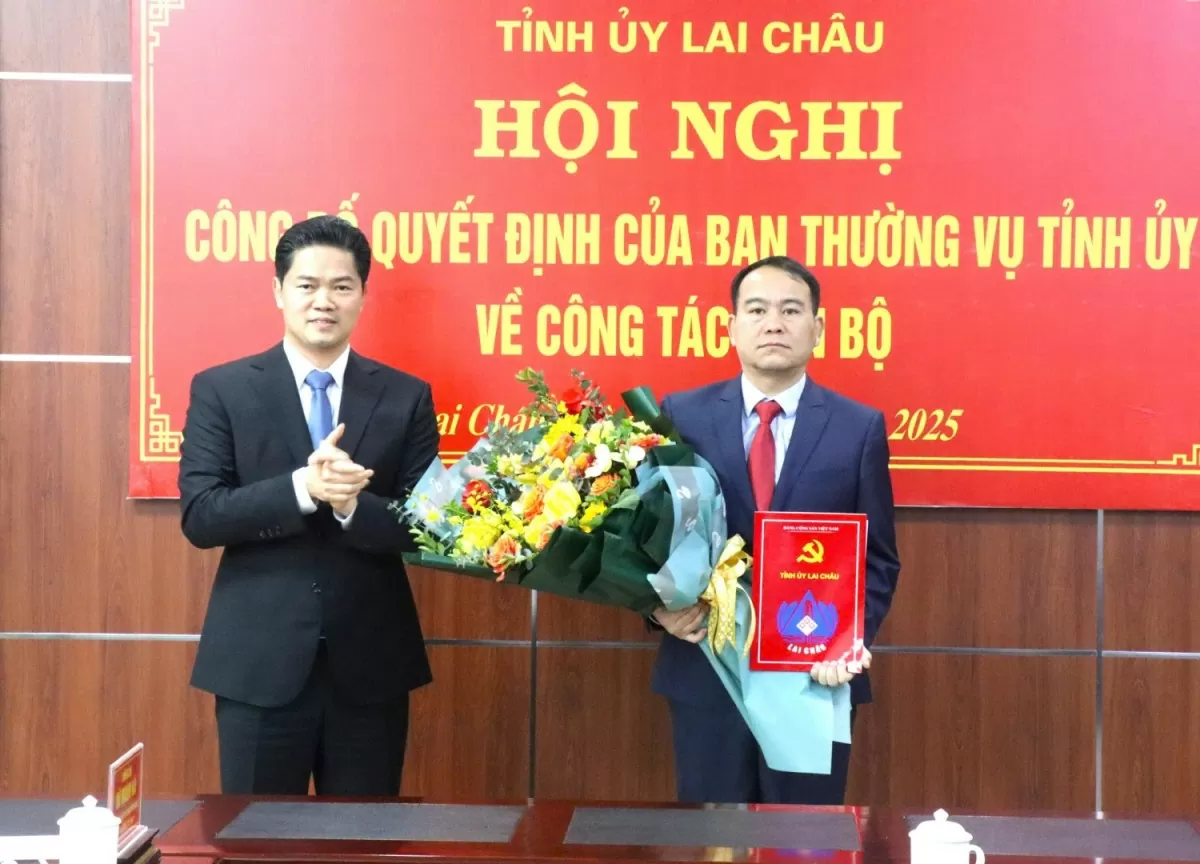 Đồng chí Vũ Mạnh Hà - Uỷ viên dự khuyết Ban Chấp hành Trung ương Đảng, Phó Bí thư Thường trực Tỉnh uỷ trao quyết định của BTV Tỉnh uỷ cho đồng chí Giàng A Tằng. Ảnh: Công an Lai Châu
