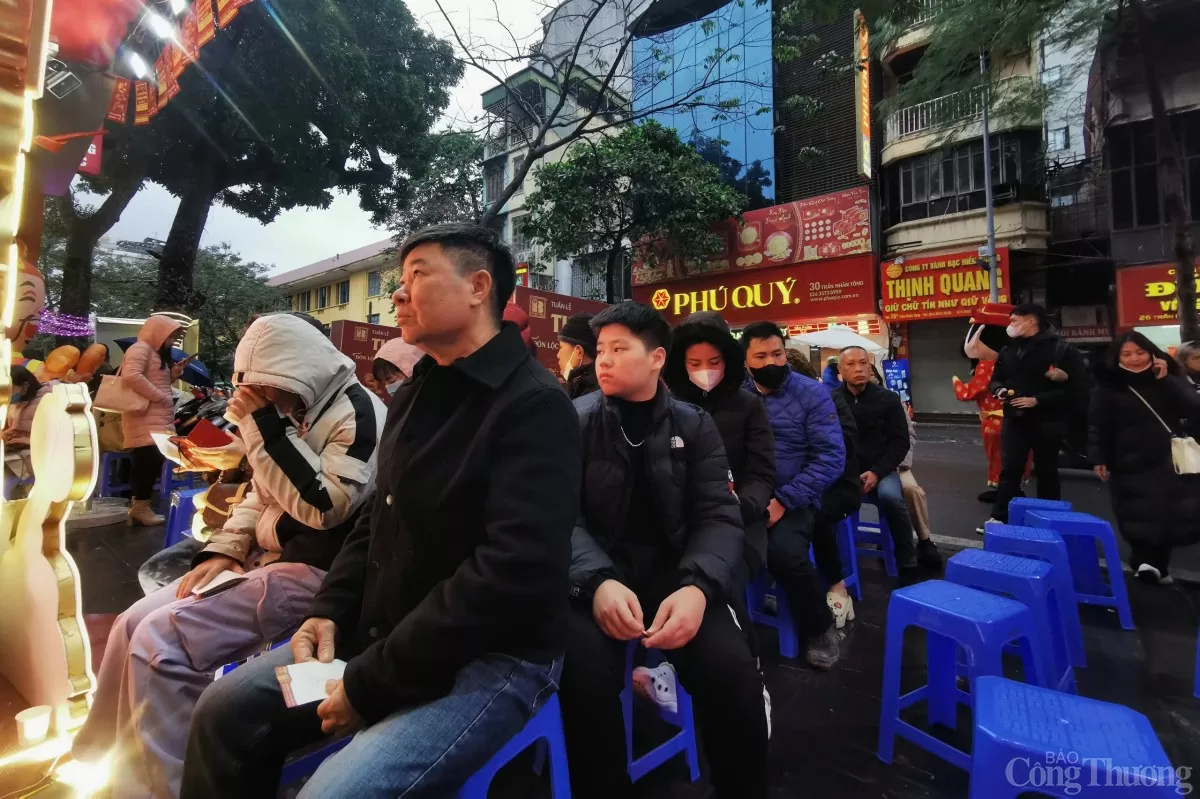 Thức dậy từ 1h sáng mua vàng Thần Tài tặng vợ Thức dậy từ 1h sáng mua vàng Thần Tài tặng vợ