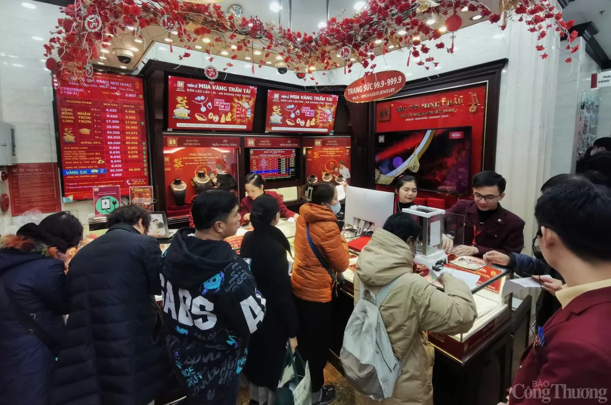Nhiều người xếp hàng từ sáng sớm để mua vàng Thần Tài Nhiều người xếp hàng từ sáng sớm để mua vàng Thần Tài
