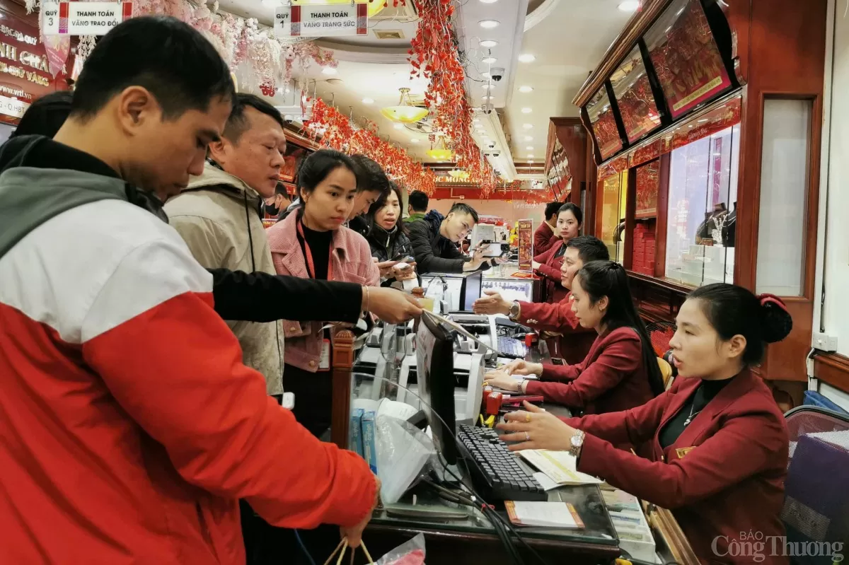 Nhiều người xếp hàng từ sáng sớm để mua vàng Thần Tài Nhiều người xếp hàng từ sáng sớm để mua vàng Thần Tài