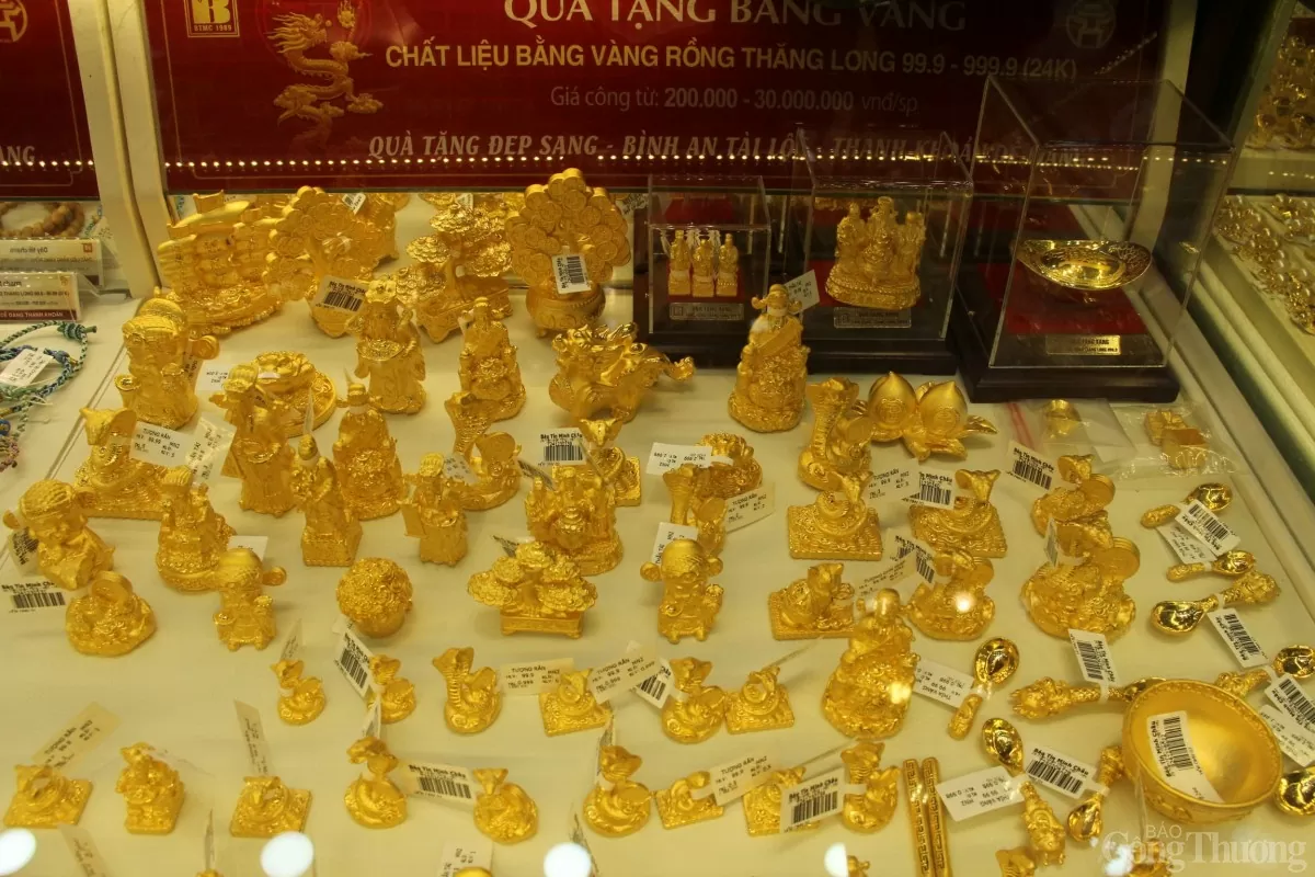 Nhiều người xếp hàng từ sáng sớm để mua vàng Thần Tài Nhiều người xếp hàng từ sáng sớm để mua vàng Thần Tài