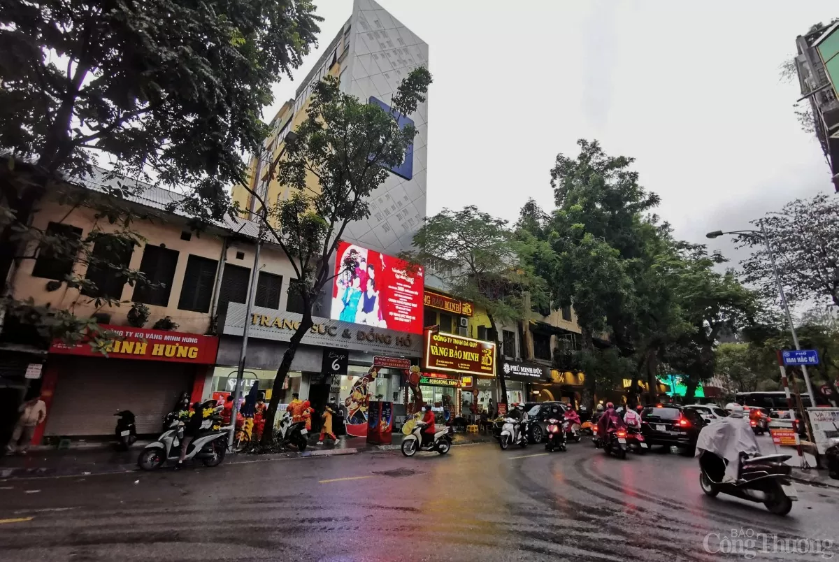Nhiều người xếp hàng từ sáng sớm để mua vàng Thần Tài Nhiều người xếp hàng từ sáng sớm để mua vàng Thần Tài