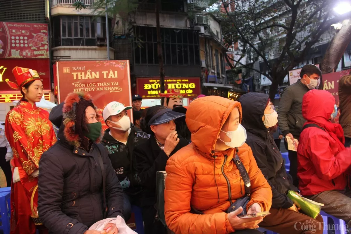 Nhiều người xếp hàng từ sáng sớm để mua vàng Thần Tài Nhiều người xếp hàng từ sáng sớm để mua vàng Thần Tài