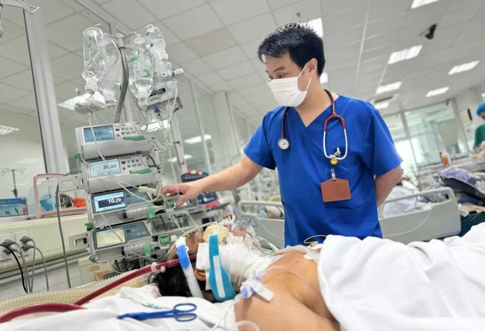Bác sĩ Bệnh viện Bệnh Nhiệt đới T.Ư điều trị cho bệnh nhân mắc cúm
