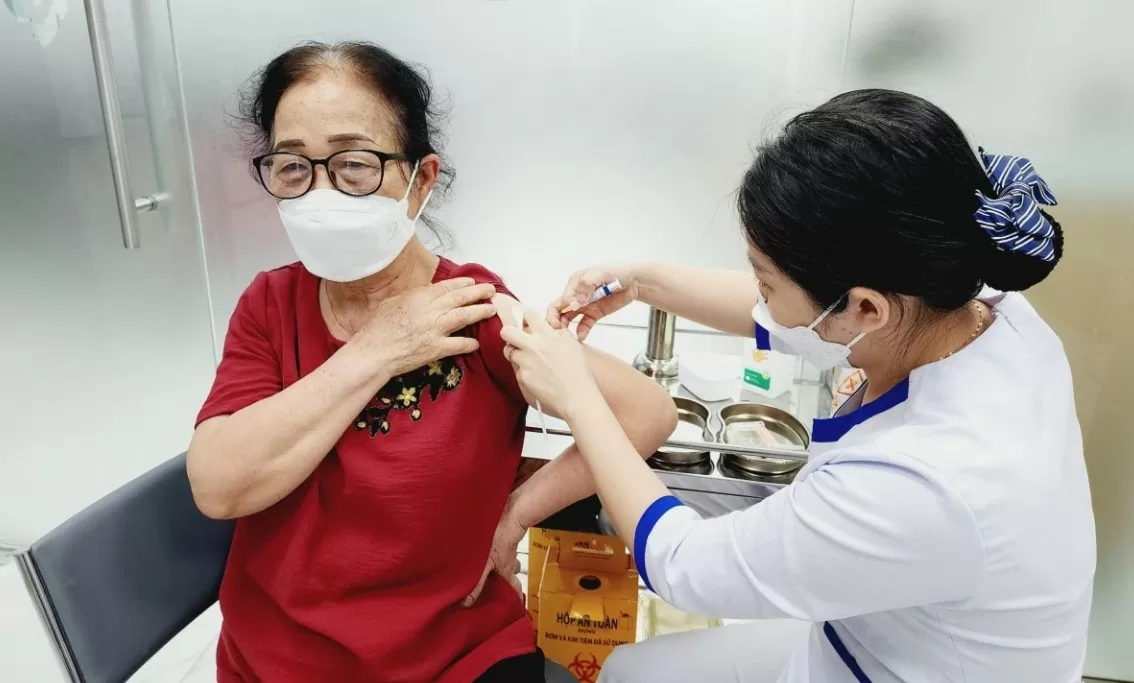 Những người lớn tuổi, người có bệnh nền khi mắc cúm A dễ diễn biến nặng. Do đó, tiêm vaccine cúm là biện pháp phòng bệnh hiệu quả nhất.