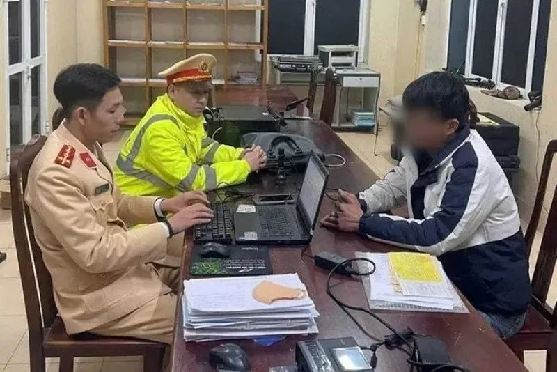 Xử phạt tài xế suýt đâm vào đoàn xe ưu tiên
