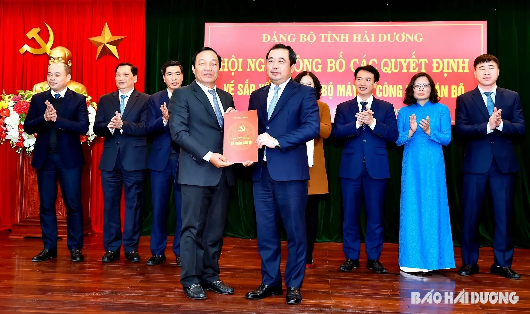 Bí thư Tỉnh ủy Trần Đức Thắng trao quyết định của Ban Thường vụ Tỉnh ủy chỉ định đồng chí Lê Văn Hiệu, Phó Bí thư Thường trực Tỉnh ủy giữ chức Bí thư Đảng ủy Các cơ quan Đảng tỉnh