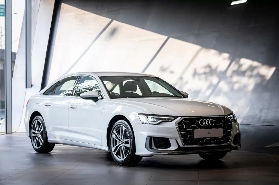 Audi A6 phiên bản mới tại Việt Nam sẽ được trang bị tiêu chuẩn cụm đèn trước với Công nghệ LED Matrix, sở hữu đèn viền ban ngày đặc trưng