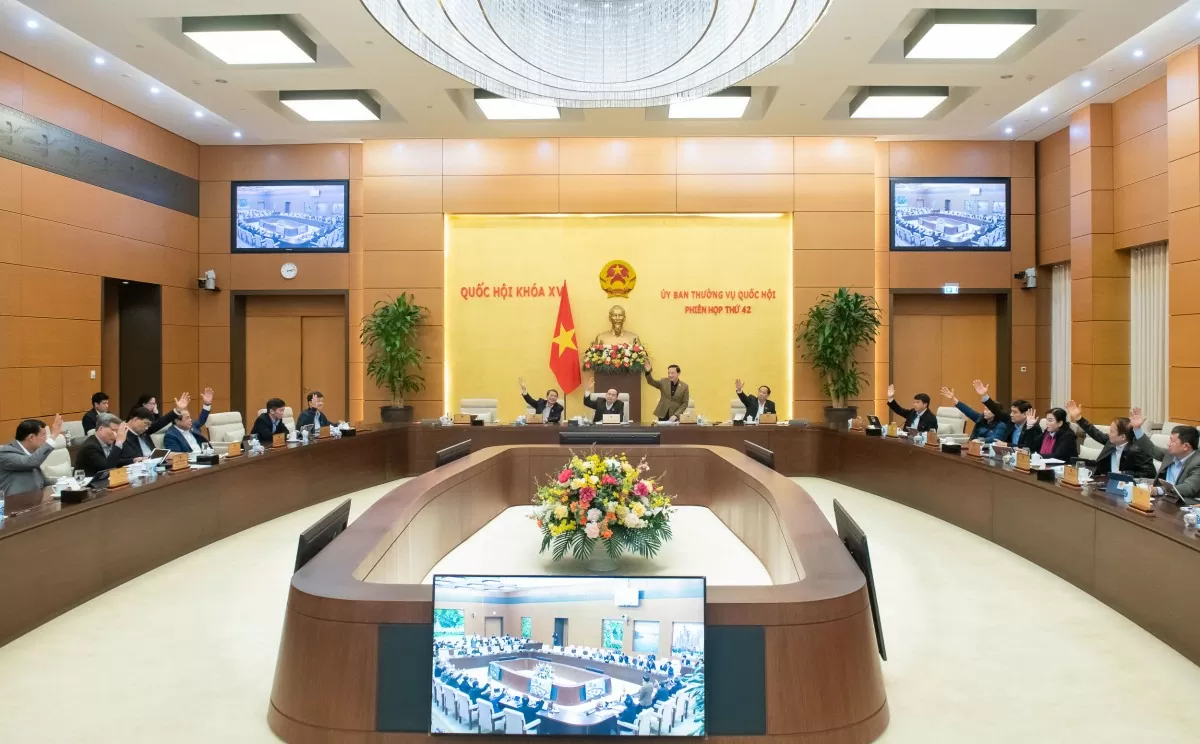 Với 100% thành viên UBTVQH có mặt biểu quyết tán thành, UBTVQH thông qua Nghị quyết phê chuẩn đề nghị của Viện trưởng VKSNDTC về bộ máy làm việc của VKSNDTC