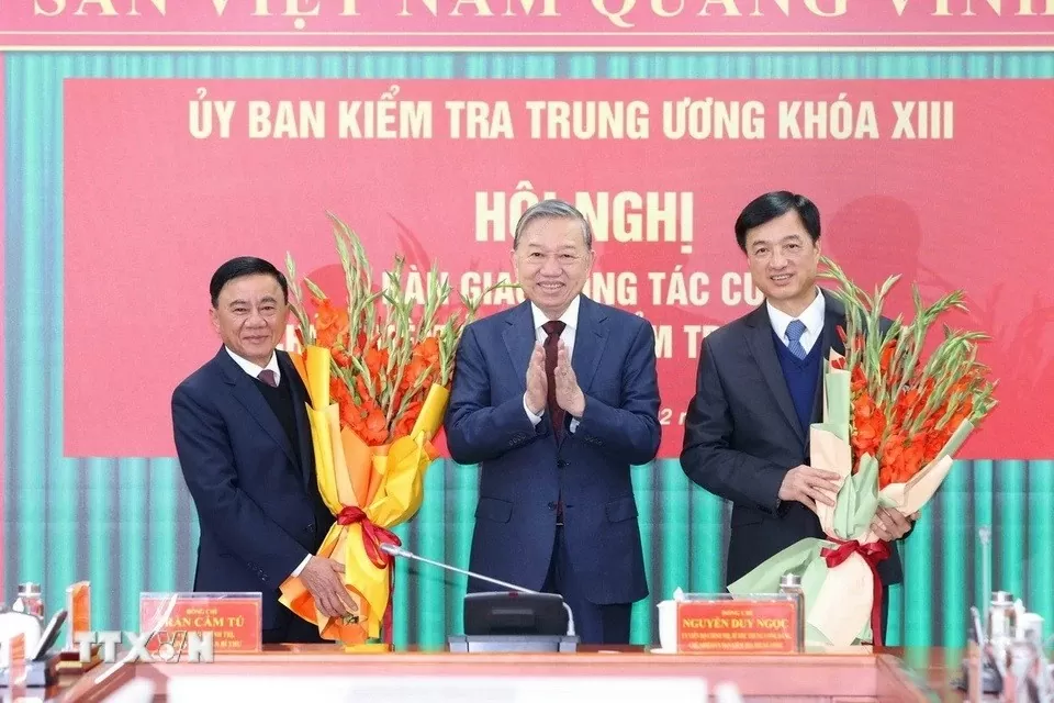 Tổng Bí thư Tô Lâm tặng hoa chúc mừng đồng chí Trần Cẩm Tú và đồng chí Nguyễn Duy Ngọc. Ảnh: TTXVN