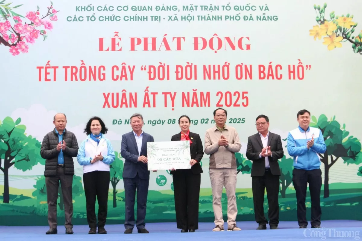 Khối Mặt trận Tổ quốc và các tổ chức chính trị - xã hội thành phố trao tặng 95 cây dừa cho Ủy ban nhân dân thành phố Đà Nẵng.
