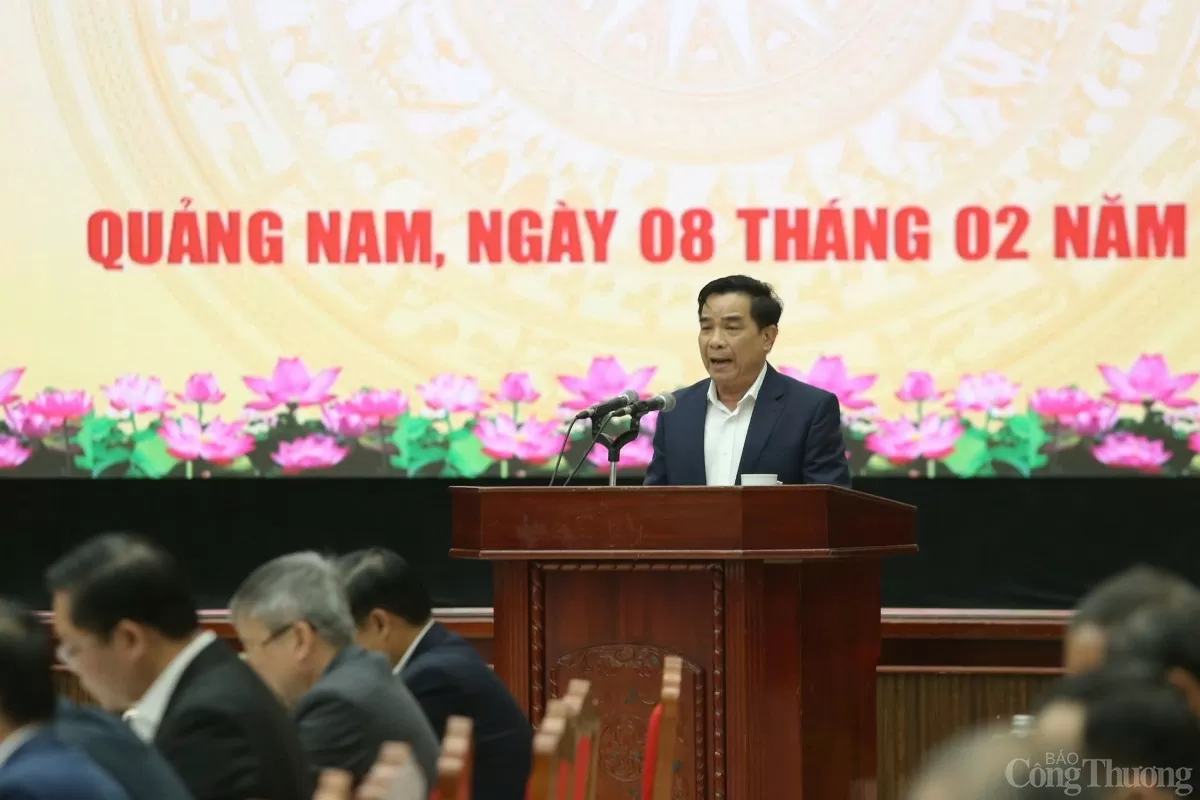 Chủ tịch UBND tỉnh Quảng Nam Lê Văn Dũng báo cáo tình hình phát triển kinh tế - xã hội tỉnh và nêu đề xuất kiến nghị đến lãnh đạo Chính phủ