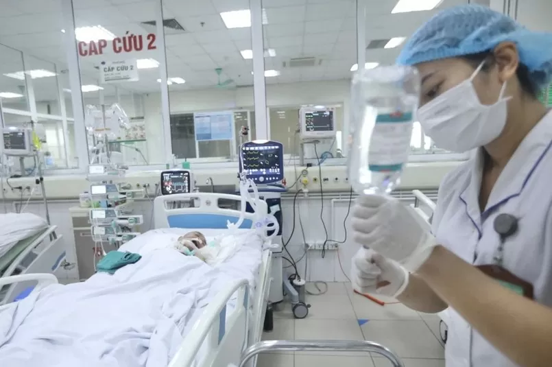 Điều trị cho bệnh nhân mắc cúm A trong tình trạng nặng tại Bệnh viện Bệnh Nhiệt đới Trung ương. Ảnh: Minh Quyết