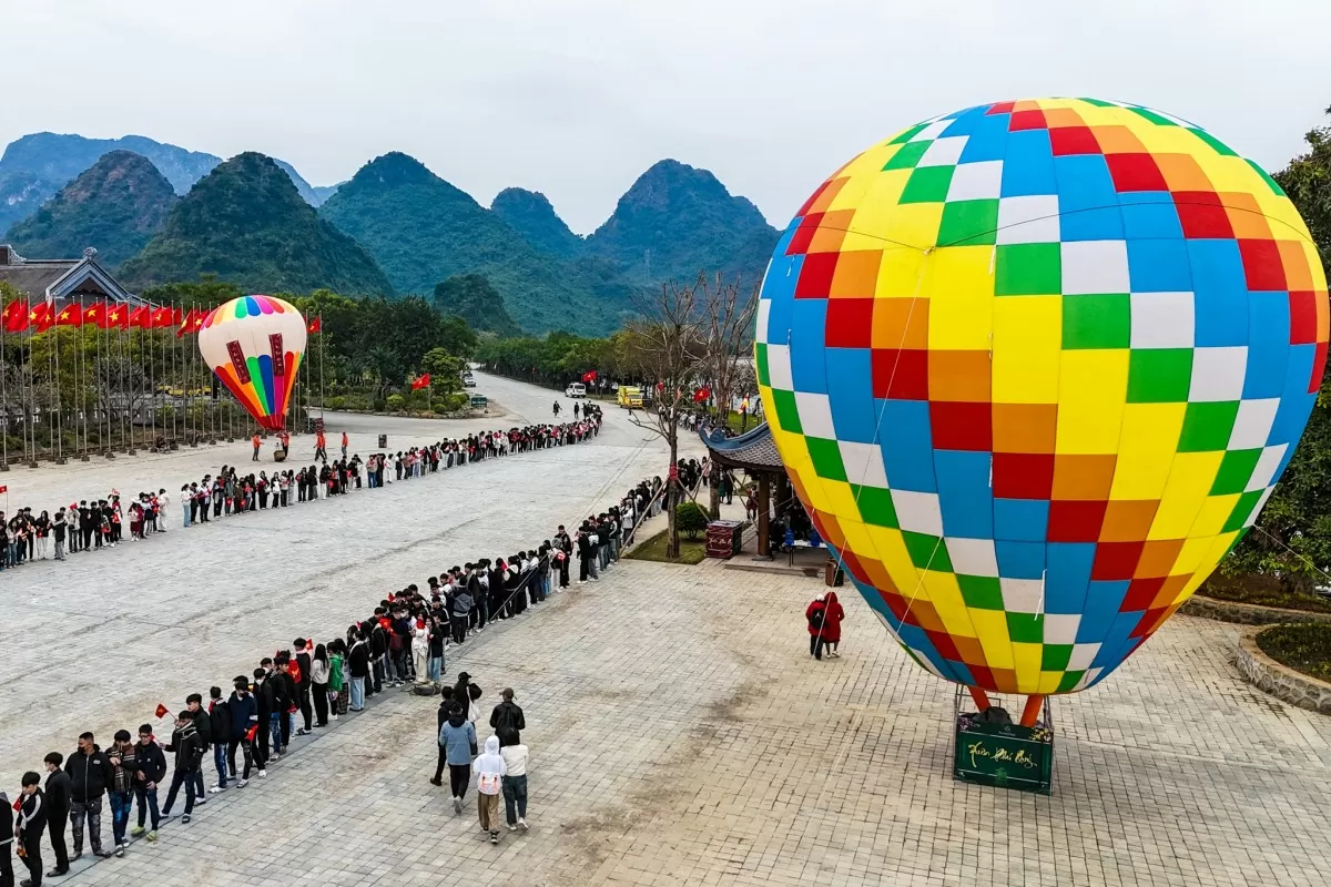 Người dân và du khách hào hứng khi tham gia các nghi lễ tại Hội Xuân Tam Chúc 2025.