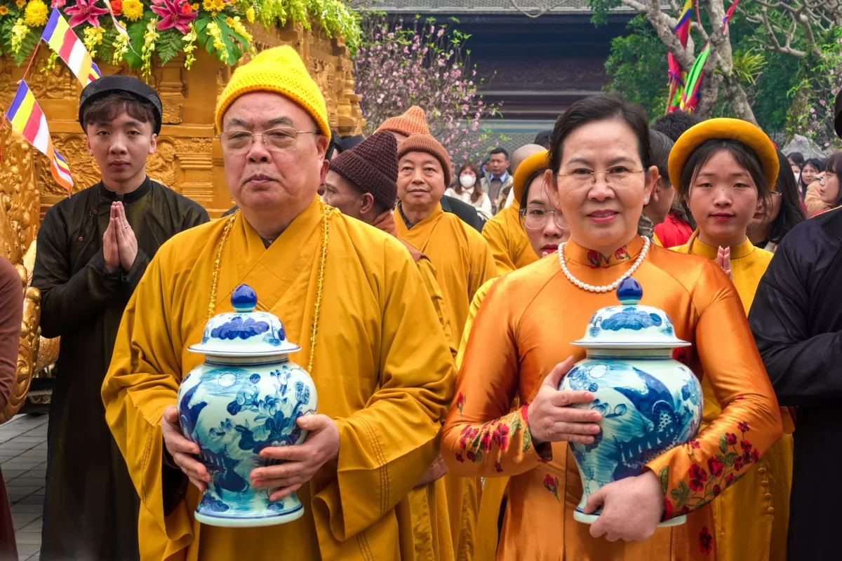 Các đại biểu thực hiện nghi thức đưa nước thiêng lên điện Tam Thế. Các đại biểu thực hiện nghi thức đưa nước thiêng lên điện Tam Thế.