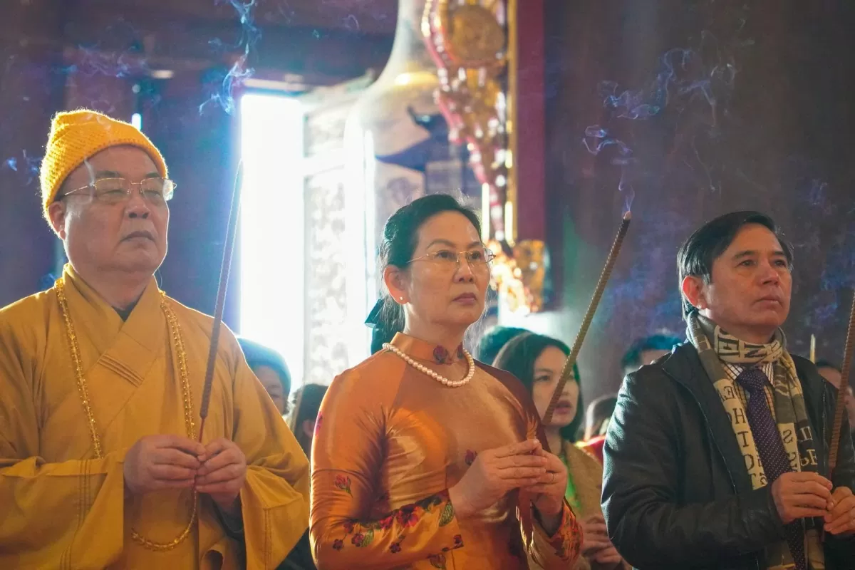 Các đại biểu cầu nguyện quốc thái dân an tại điện Tam Thế. Các đại biểu cầu nguyện quốc thái dân an tại điện Tam Thế.