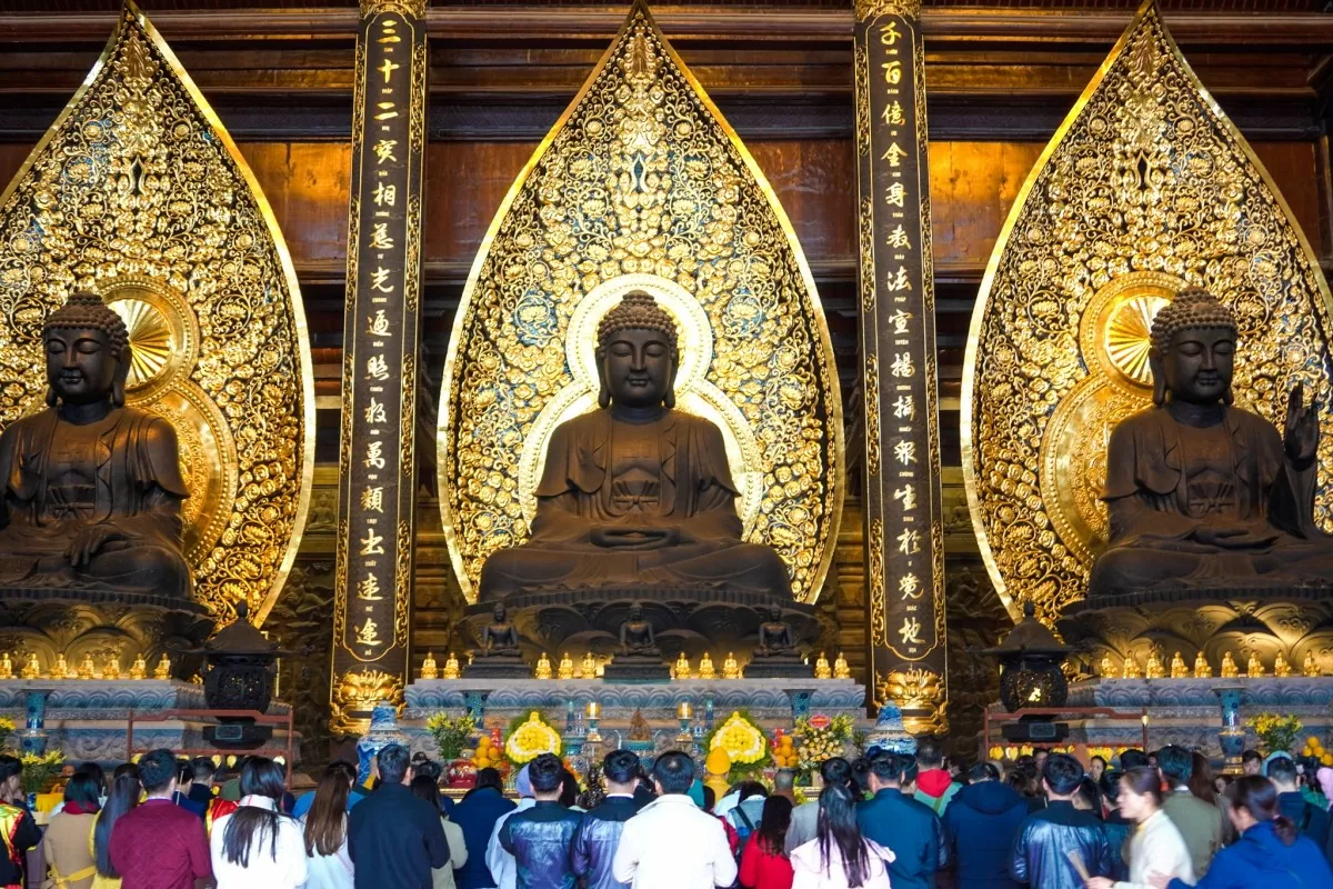 Hội Xuân Tam Chúc năm 2025 không chỉ là dịp để du khách có thể chiêm ngưỡng vẻ đẹp cổ kính và hùng vĩ của ngôi chùa lớn nhất thế giới, mà còn là cơ hội để tìm hiểu về văn hóa và Phật giáo. Hội Xuân Tam Chúc năm 2025 không chỉ là dịp để du khách có thể chiêm ngưỡng vẻ đẹp cổ kính và hùng vĩ của ngôi chùa lớn nhất thế giới, mà còn là cơ hội để tìm hiểu về văn hóa và Phật giáo.