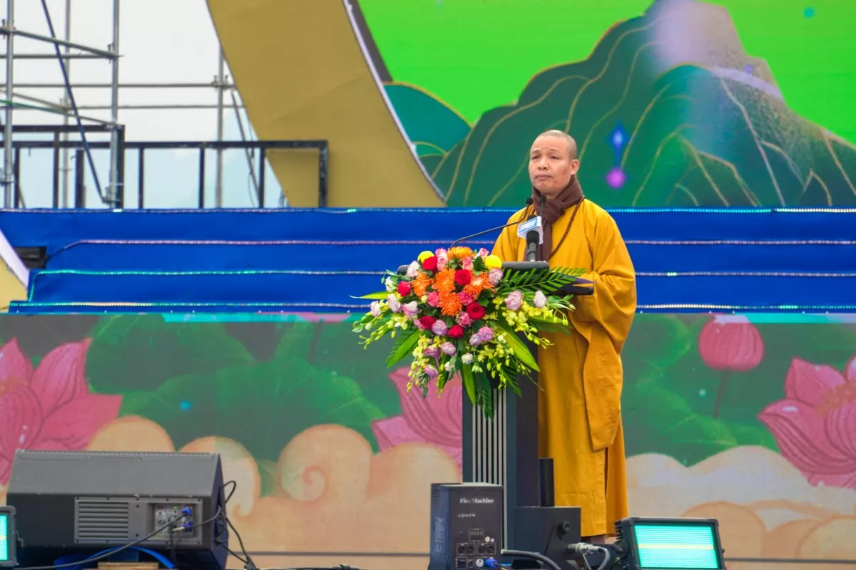 Thượng tọa Thích Minh Quang đọc thông điệp khai hội Xuân Tam Chúc 2025. Thượng tọa Thích Minh Quang đọc thông điệp khai hội Xuân Tam Chúc 2025.