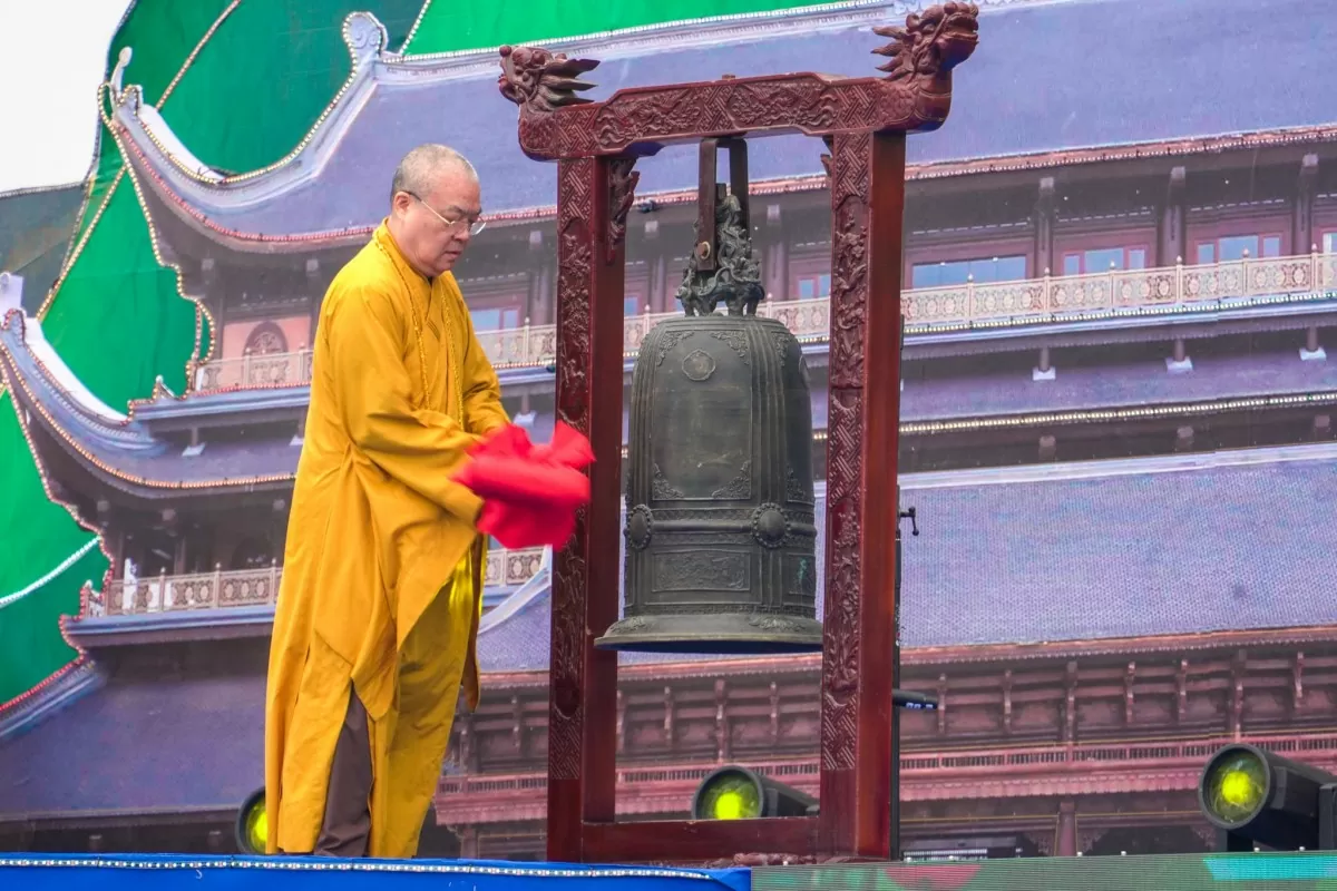 Dưới sự chủ trì của Hòa thượng Thích Thanh Nhiễu, Lễ khai hội Chùa Tam Chúc 2025 diễn ra với các nghi thức dâng hương cầu nguyện quốc thái dân an, mưa thuận gió hòa, mùa màng bội thu mang lại đời sống an bình cho đồng bào, nhân loại. Dưới sự chủ trì của Hòa thượng Thích Thanh Nhiễu, Lễ khai hội Chùa Tam Chúc 2025 diễn ra với các nghi thức dâng hương cầu nguyện quốc thái dân an, mưa thuận gió hòa, mùa màng bội thu mang lại đời sống an bình cho đồng bào, nhân loại.