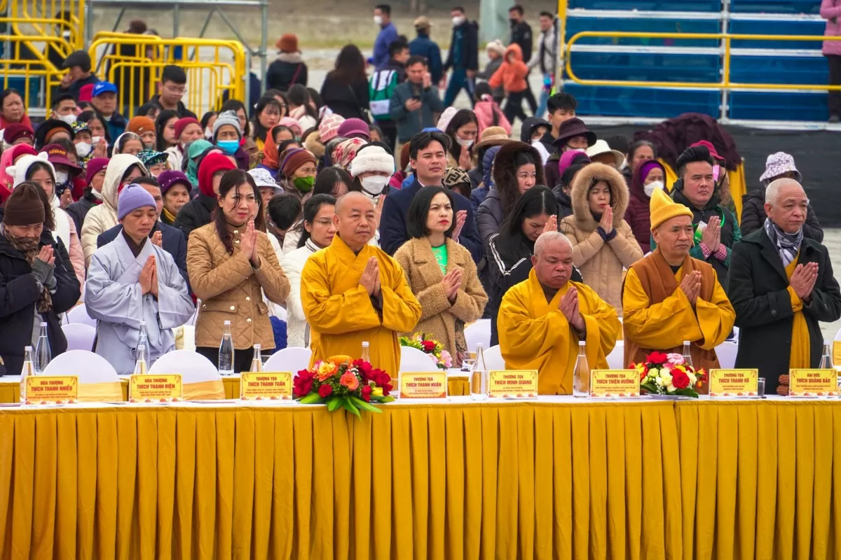 Dưới sự chủ trì của Hòa thượng Thích Thanh Nhiễu, Lễ khai hội Chùa Tam Chúc 2025 diễn ra với các nghi thức dâng hương cầu nguyện quốc thái dân an, mưa thuận gió hòa, mùa màng bội thu mang lại đời sống an bình cho đồng bào, nhân loại.