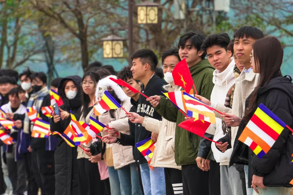 Người dân và du khách hào hứng khi tham gia các nghi lễ tại Hội Xuân Tam Chúc 2025. Người dân và du khách hào hứng khi tham gia các nghi lễ tại Hội Xuân Tam Chúc 2025.